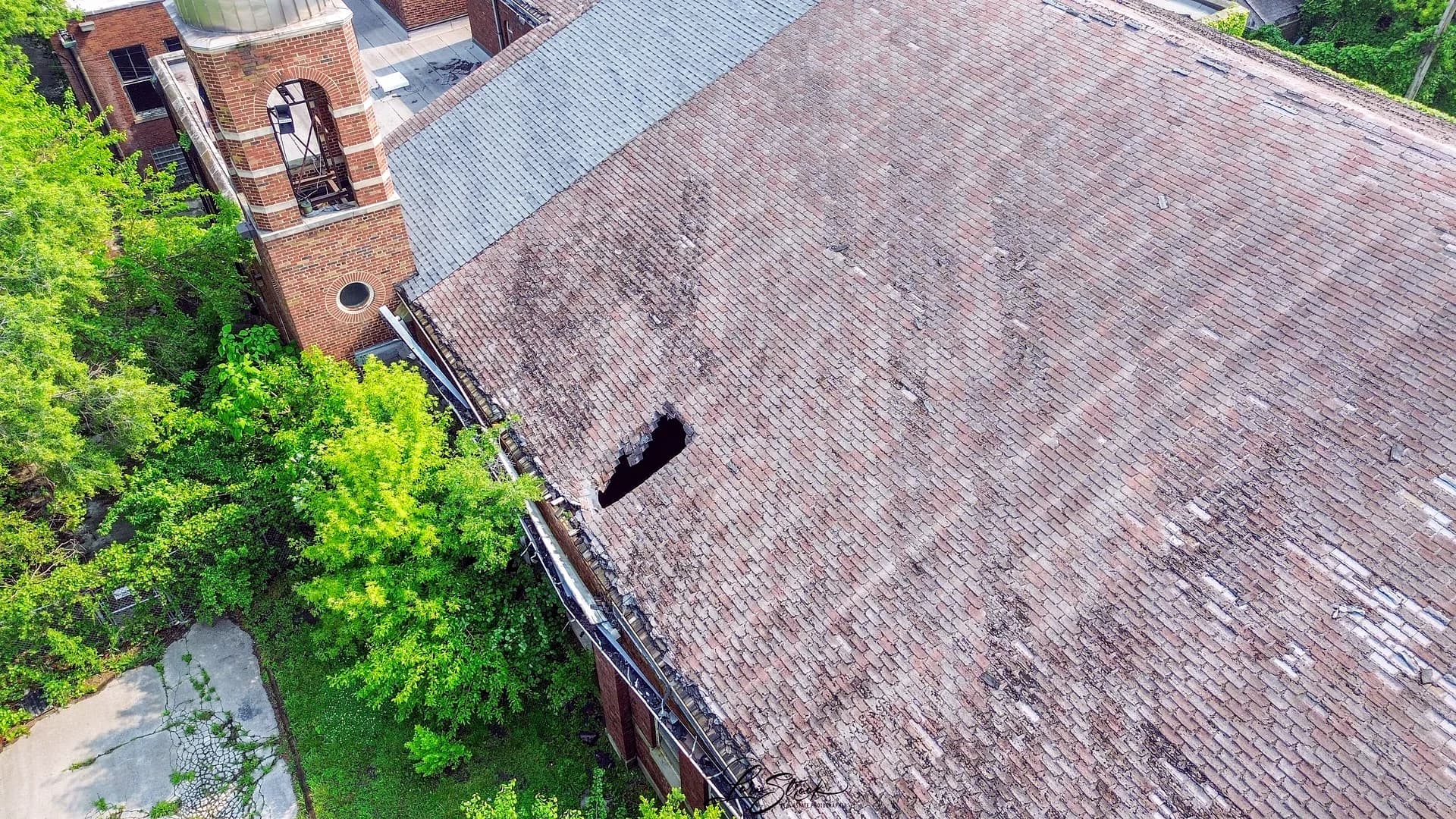 Detalle aéreo de una cubierta con una zona deteriorada